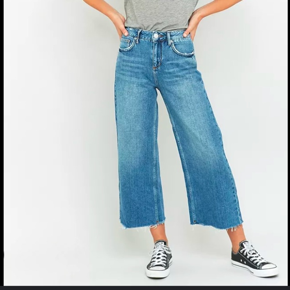 BDG Wide Leg Crop Jeans in Medium Blue